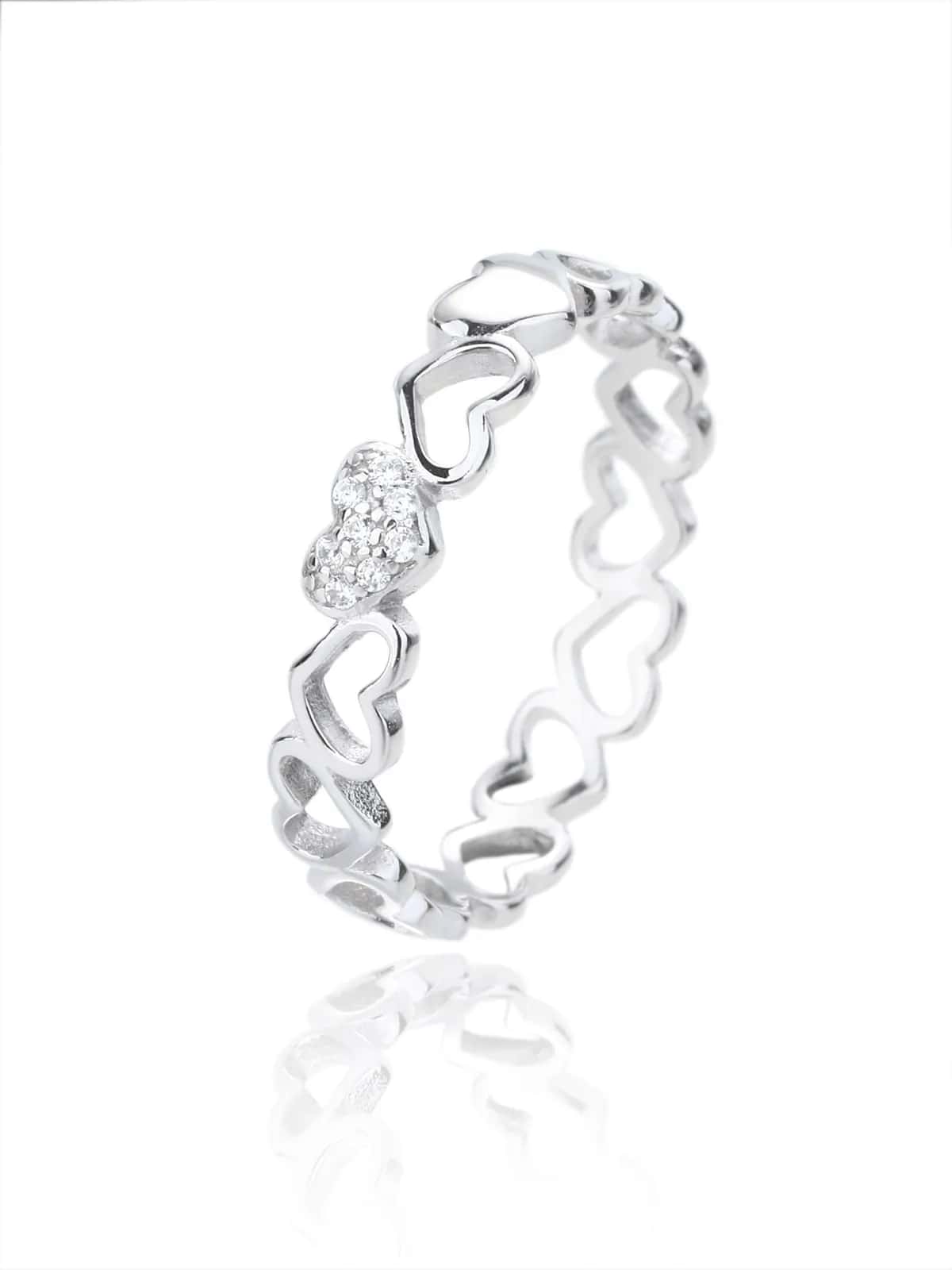 Silberner Ring mit Herzmotiv und Zirkonia-Verzierung